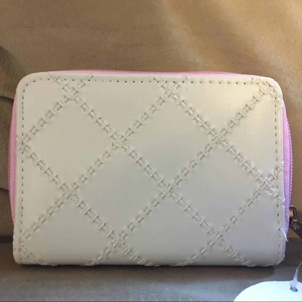😊FREE😊W/ $20 Purchase - NWT cream colored and stitched change purse/wallet